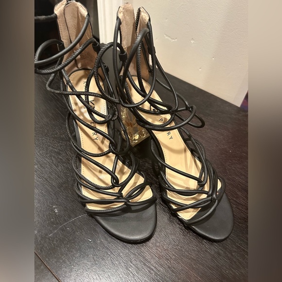 Katy Perry Shell Heels - Picture 2 of 7